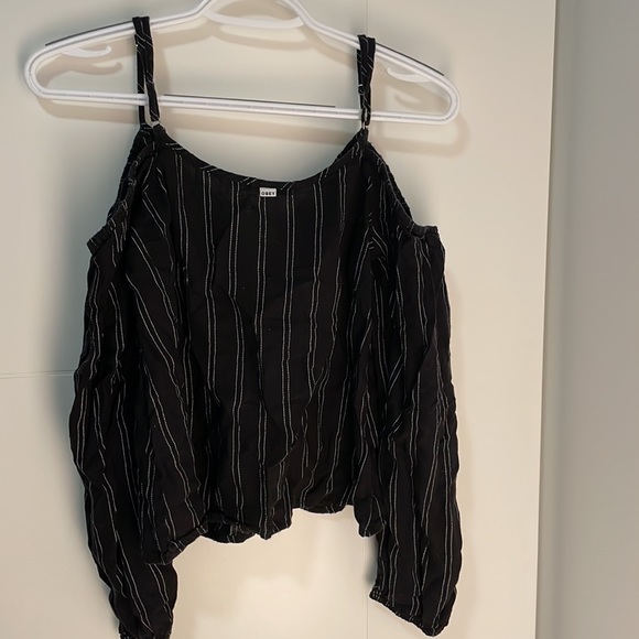 Obey long sleeve with shoulder cut outs. Adjustable shoulder straps. - Picture 2 of 2